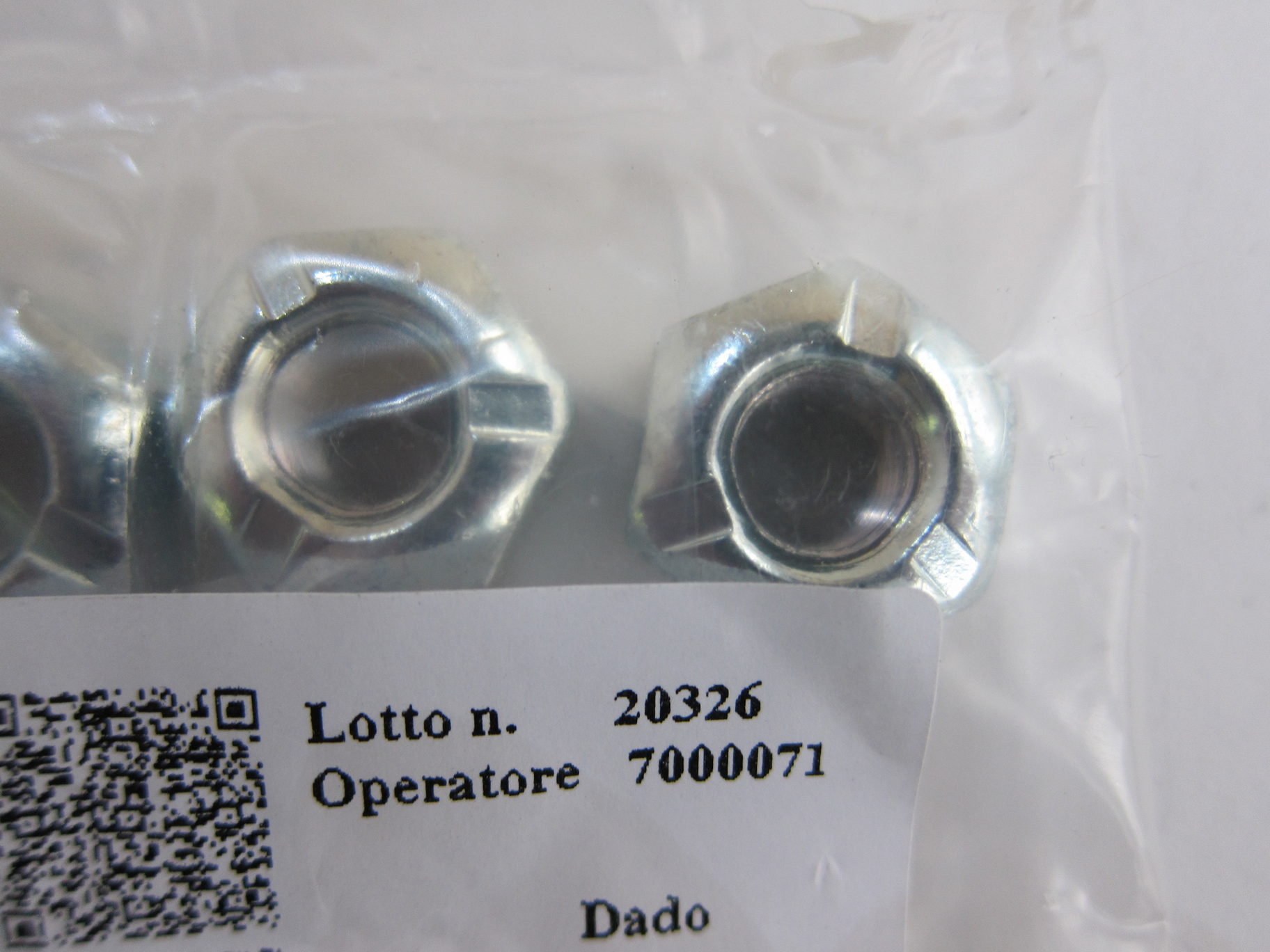 Гайка (NUT) 61110075R